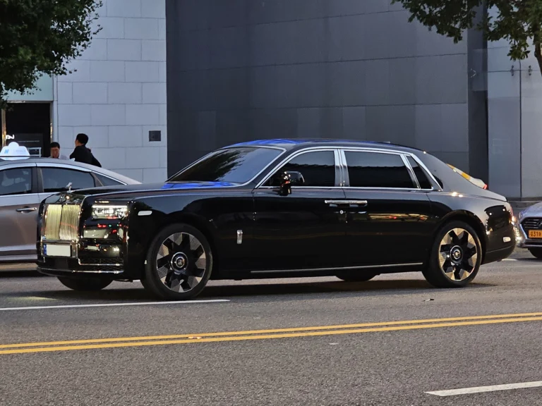 Side profile of a black Rolls-Royce Phantom VIII Series II